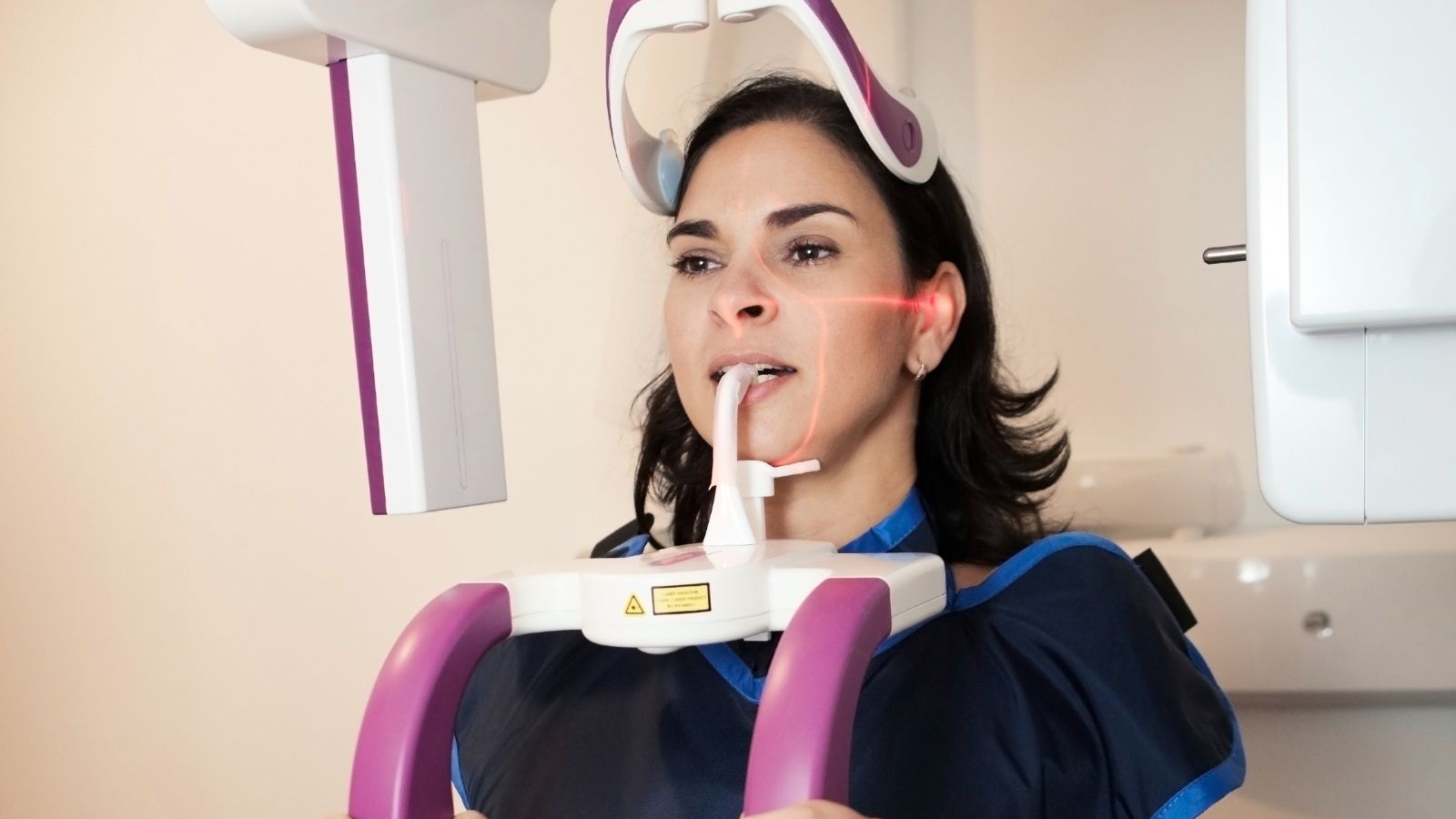 3D dental volumetrik tomografi işleminde ağız ekipmanını takmış hasta detaylı 3D ağız içi görüntüleme