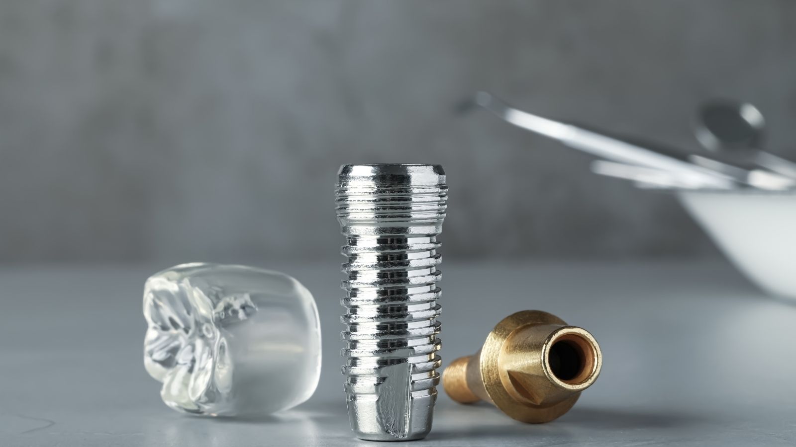 Tek diş modeli ve yanında ithal ile yerli implant modelleri – implant markalarının karşılaştırmas