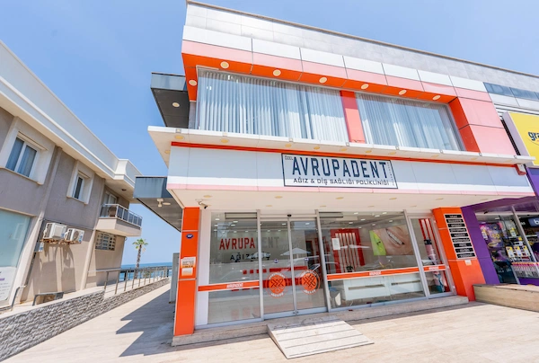 Avrupadent Ağız ve Diş Sağlığı Polikliniği'nin iki katlı, denize yakın konumda yer alan modern dış cephesi