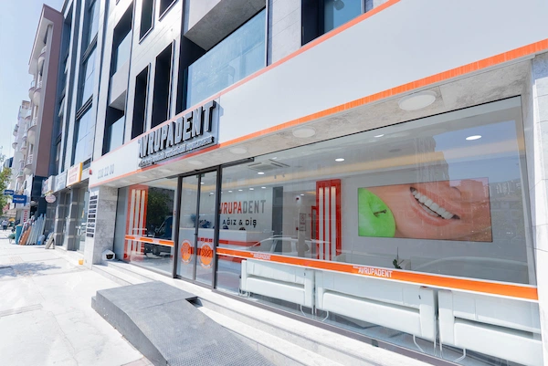 Avrupadent Ağız ve Diş Sağlığı Polikliniği Narlıdere şubesinin dış cephesi
