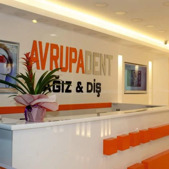 İzmir Avrupadent Diş Kliniği iç mekanında hasta danışma masası ve bekleme alanı